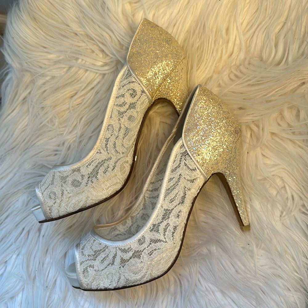 Mendur white lacy and sparkly pumps size 8.5